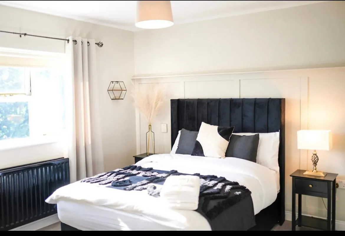 House Of Kaima - 6 Bed Detached Villa Dewsbury 0*,